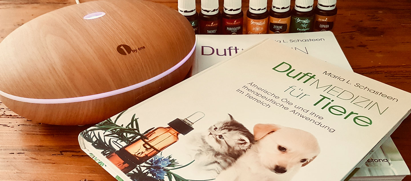 Zwei Bücher über Duftmedizin für Tiere und ein Diffusor