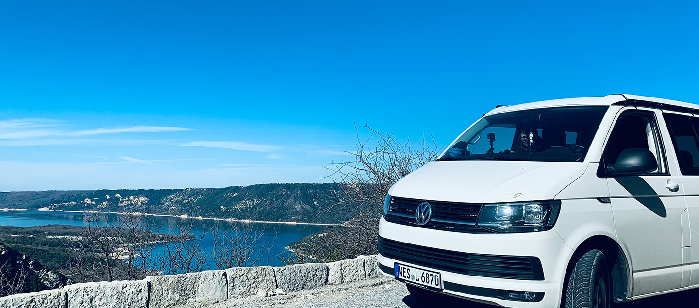 VW Bulli in Frankreich vor einem See
