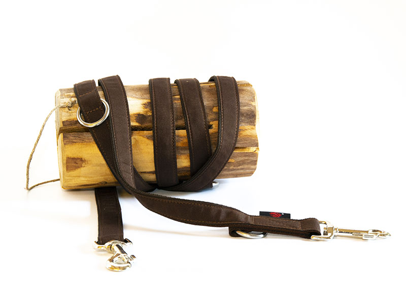 Hunde_Leine_braun Hundeleine in Schokoladen Braun vor einem dekorativen Hintergrund. Hergestellt in Deutschland, reine Handarbeit