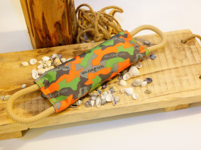 Hundespielzeug Beisswurst von Major Dog schadstofffrei vor dekorativen Hintergrund