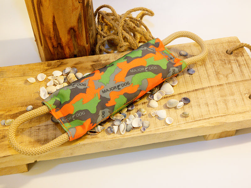 Spielzeug_Beisswurst_Major_dog Hundespielzeug Beisswurst von Major Dog schadstofffrei vor dekorativen Hintergrund