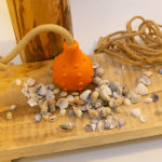 Schwimmendes Hundespielzeug EDDY vor einem dekorativen Hintergrund