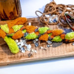 Hundezerrspielzeug aus Biobaumwolle für den Hund vor dekorativem Hintergrund