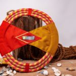 Zerr- und Wurfspielzeug für den Hund vor dekorativen Hintergrund