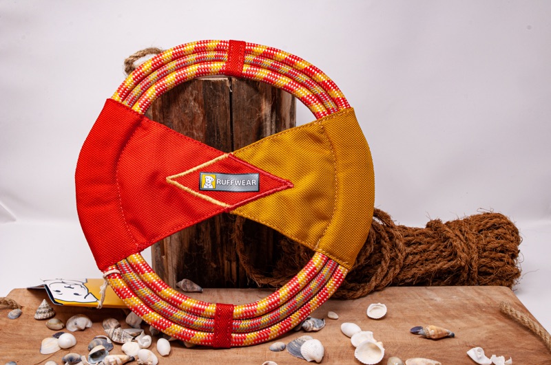 Zerrspielzeug_Hovawart_Frisbee1 Zerr- und Wurfspielzeug für den Hund vor dekorativen Hintergrund