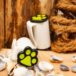 Hundeclicker vor dekorativem Hintergrund