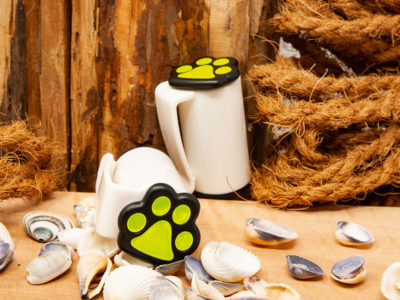 Hundeclicker vor dekorativem Hintergrund