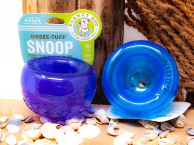 Der Snoop mini vor dekorativem Hintergrund