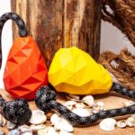 Hundespielzeug aus Naturkautschuk vor dekorativem Hintergrund