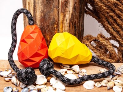 Hundespielzeug aus Naturkautschuk vor dekorativem Hintergrund