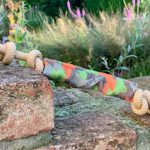 Dummy_Schnapp Welpenspielzeug vor dekorativem Hintergrund