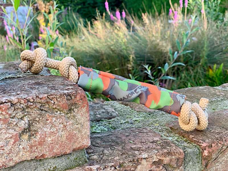 SP_Dummy_Schnapp_Welpe1 Dummy_Schnapp Welpenspielzeug vor dekorativem Hintergrund