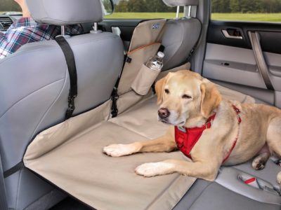 Mit dieser Brücke überbrückst du die Lücke zwischen Vorder- und Rücksitz und schaffst so mehr Platz und Sicherheit im Auto