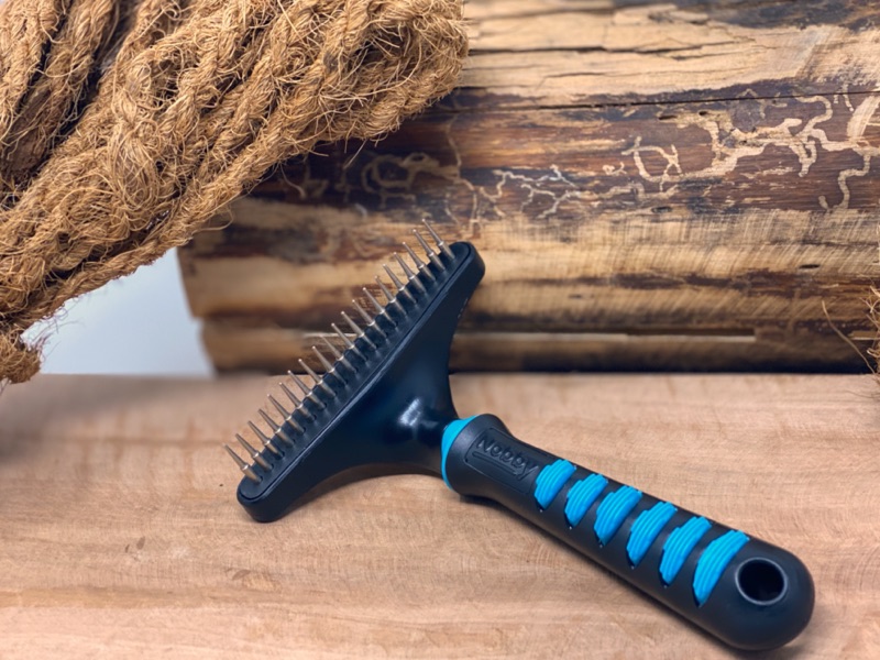 Entwirrungsstreigel bei Unterwolle und Fellwechsel sanft und schonend altes Fell entfernen beim Hovawart