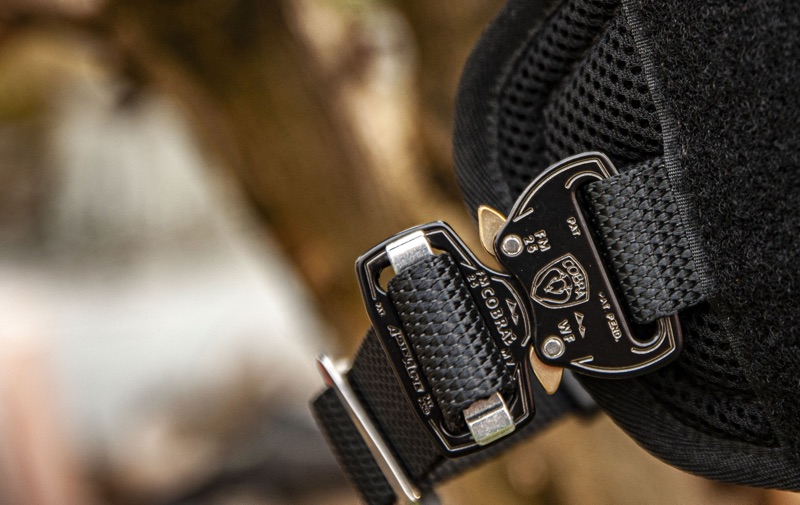 Metallschnalle an einem Schutzdienstgeschirr Metallschnalle an einem Schutzdienstgeschirr