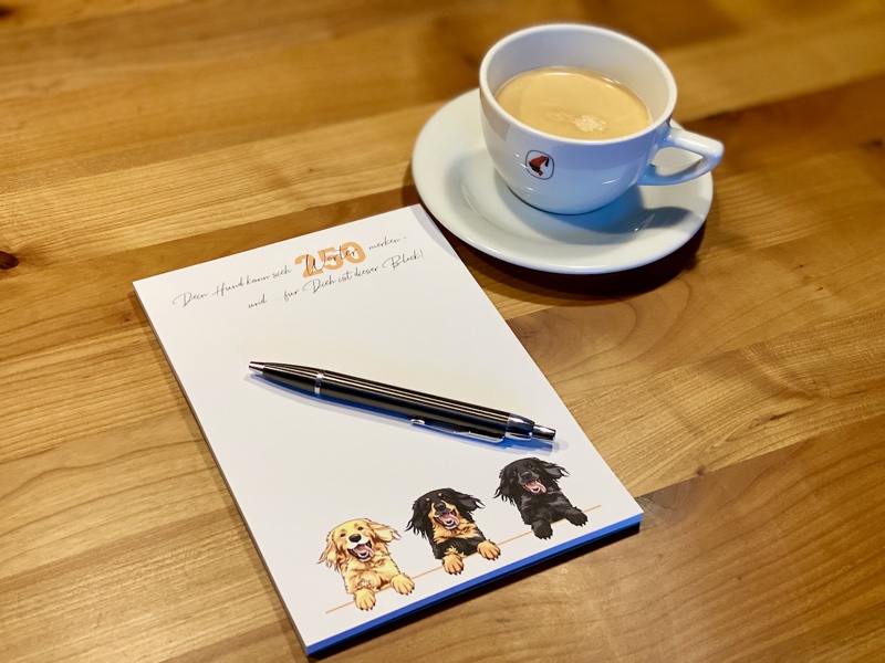 Block_Hovawart_Merch2 Block mit Hovawart und einer Tasse Kaffee