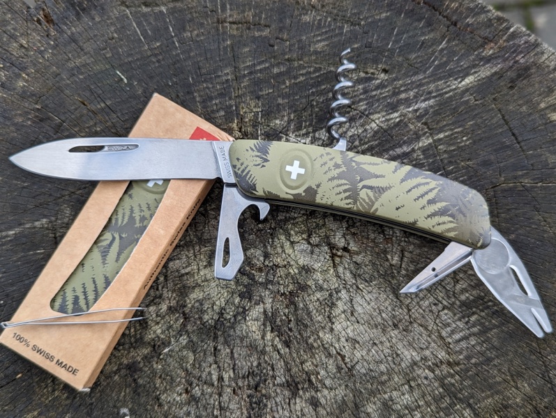 Taschenmesser mit Zeckenhalen Taschenmesser mit Zeckenhaken und Lupe